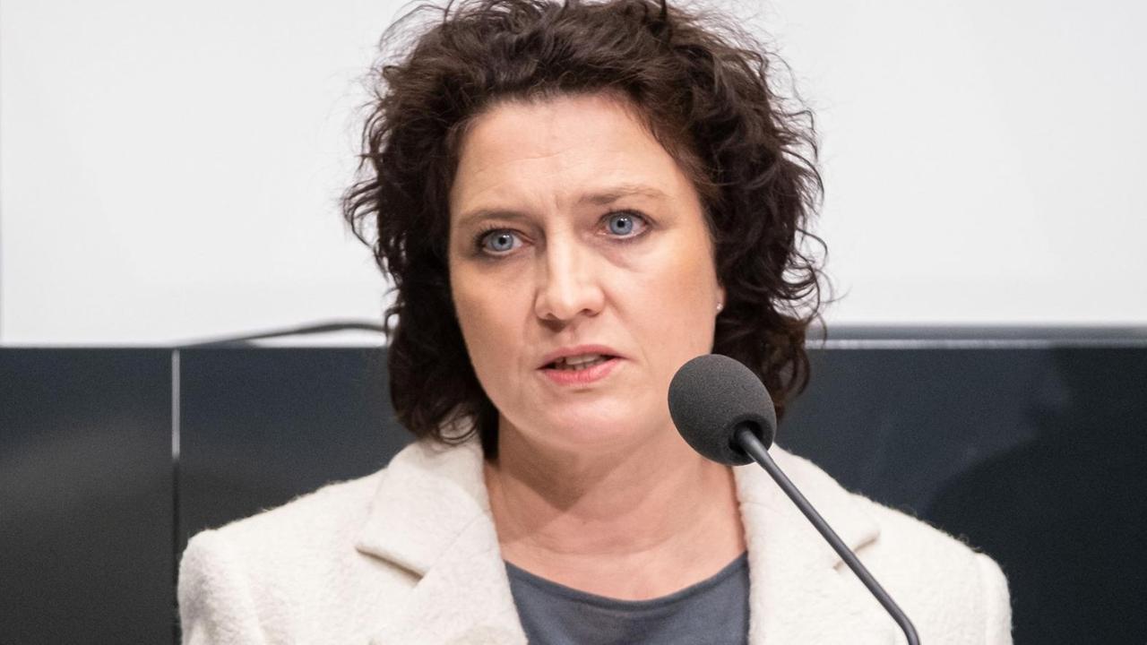 Niedersachsen, Hannover: Carola Reimann (SPD), Niedersachsens Sozialministerin, spricht während einer Pressekonferenz im Landtag zur Entwicklung der Coronavirus-Ausbreitung und den weiteren Schutzmaßnahmen.