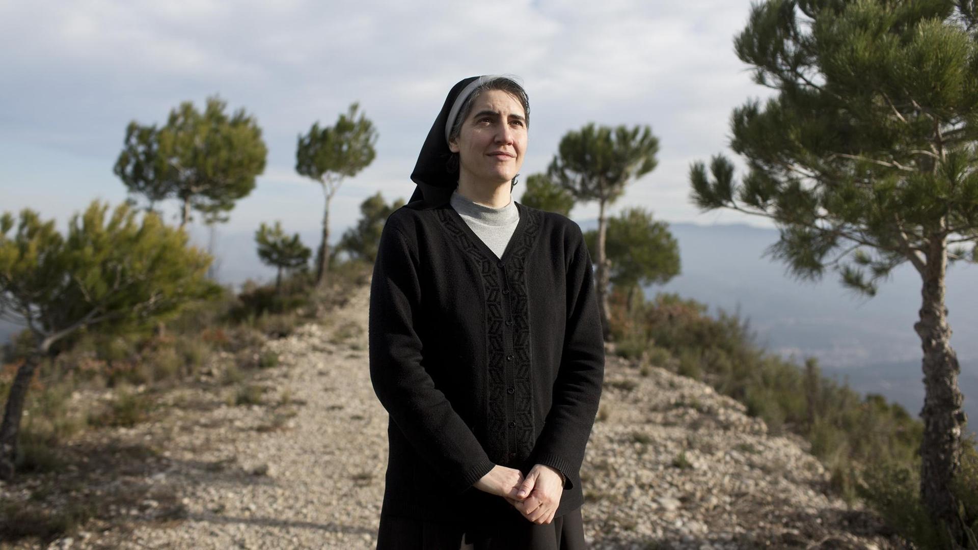 Die Katalonische Nonne und Feministin Teresa Forcades in der Nähe von Barcelona. Die Katalonische Nonne und Feministin Teresa Forcades in der Nähe von Barcelona.