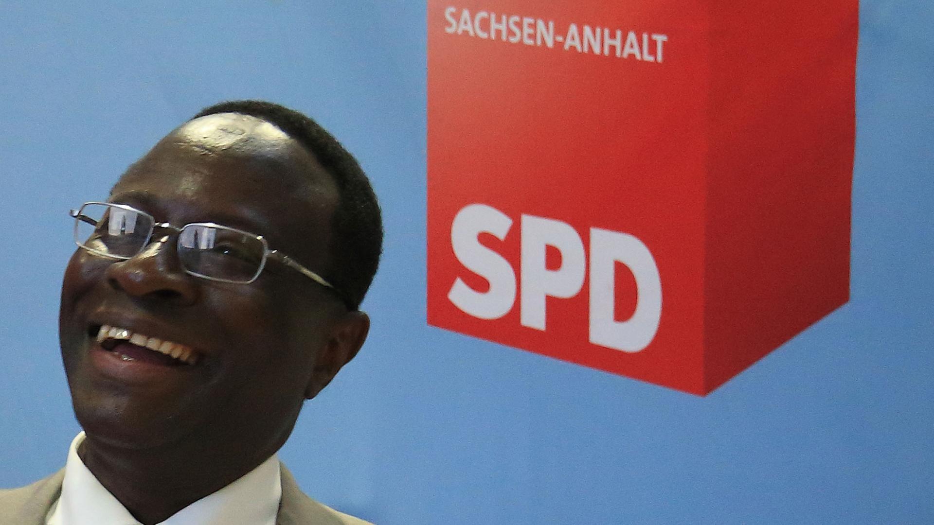 Karamba Diaby (SPD) lacht im Ernst-Reuter-Haus in Magdeburg (Sachsen-Anhalt) während der Sitzung des SPD-Landesvorstandes. Der aus dem Senegal stammende Diaby zieht über die Landesliste als erster aus Afrika stammender Abgeordneter in den Bundestag ein. Die Sozialdemokraten analysierten in Magdeburg das Abschneiden ihrer Partei bei der Bundestagswahl. Karamba Diaby (SPD) lacht im Ernst-Reuter-Haus in Magdeburg (Sachsen-Anhalt) während der Sitzung des SPD-Landesvorstandes. Der aus dem Senegal stammende Diaby zieht über die Landesliste als erster aus Afrika stammender Abgeordneter in den Bundestag ein. Die Sozialdemokraten analysierten in Magdeburg das Abschneiden ihrer Partei bei der Bundestagswahl.