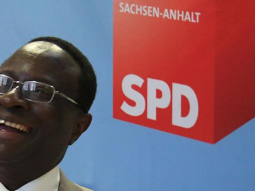 Karamba Diaby (SPD) lacht im Ernst-Reuter-Haus in Magdeburg (Sachsen-Anhalt) während der Sitzung des SPD-Landesvorstandes. Der aus dem Senegal stammende Diaby zieht über die Landesliste als erster aus Afrika stammender Abgeordneter in den Bundestag ein. Die Sozialdemokraten analysierten in Magdeburg das Abschneiden ihrer Partei bei der Bundestagswahl.