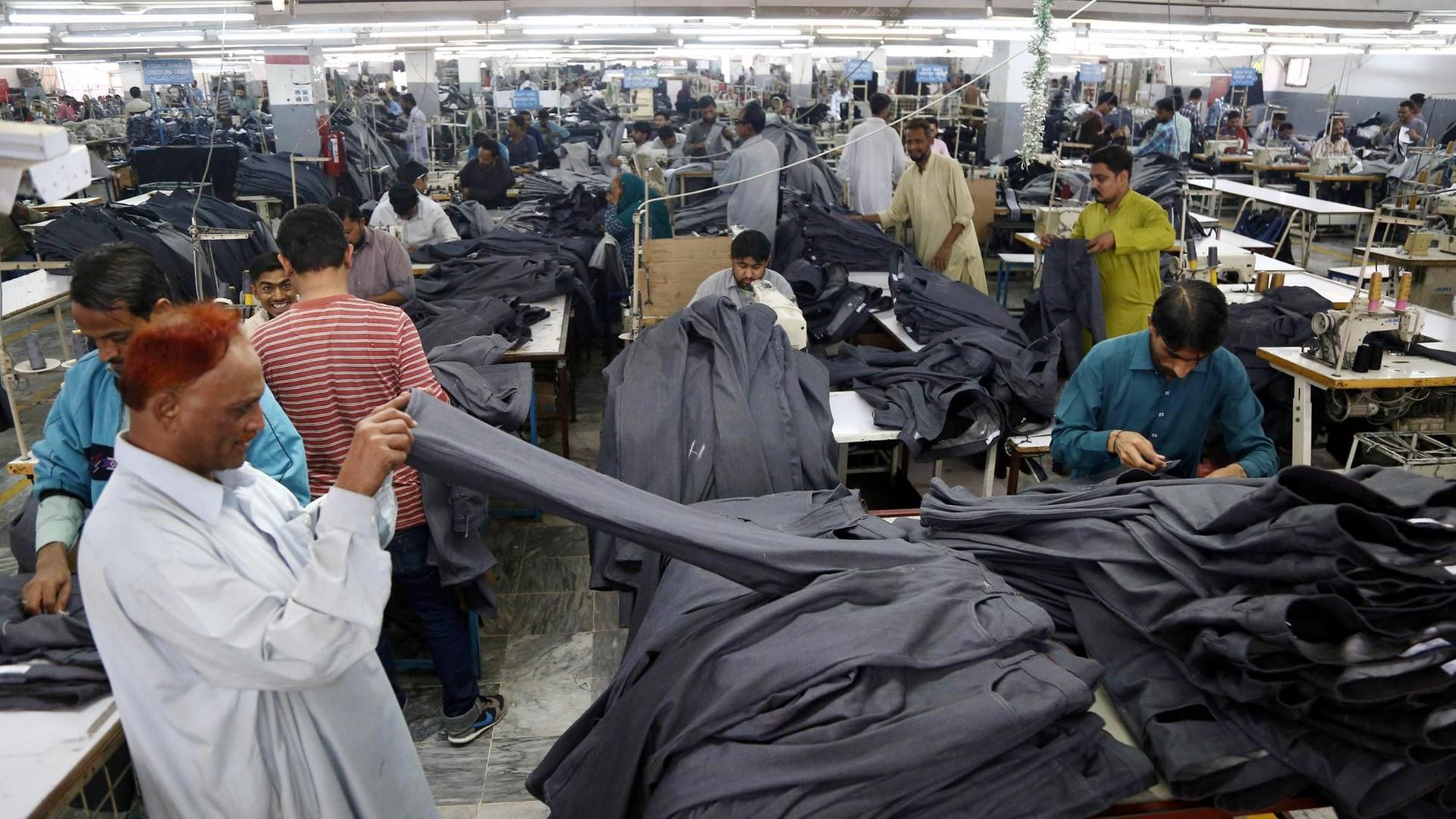 Arbeiter in einer Textilfabrik in der südpakistanischen Hafenstadt Karachi. Die Branche war 2019 für fast 60 Prozent der Exporte des Landes verantwortlich.