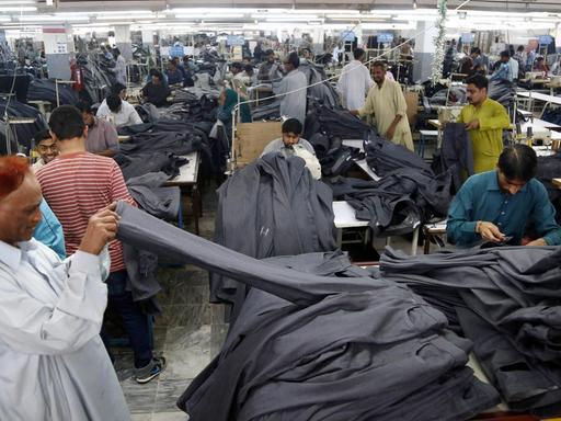 Arbeiter in einer Textilfabrik in der südpakistanischen Hafenstadt Karachi. Die Branche war 2019 für fast 60 Prozent der Exporte des Landes verantwortlich.