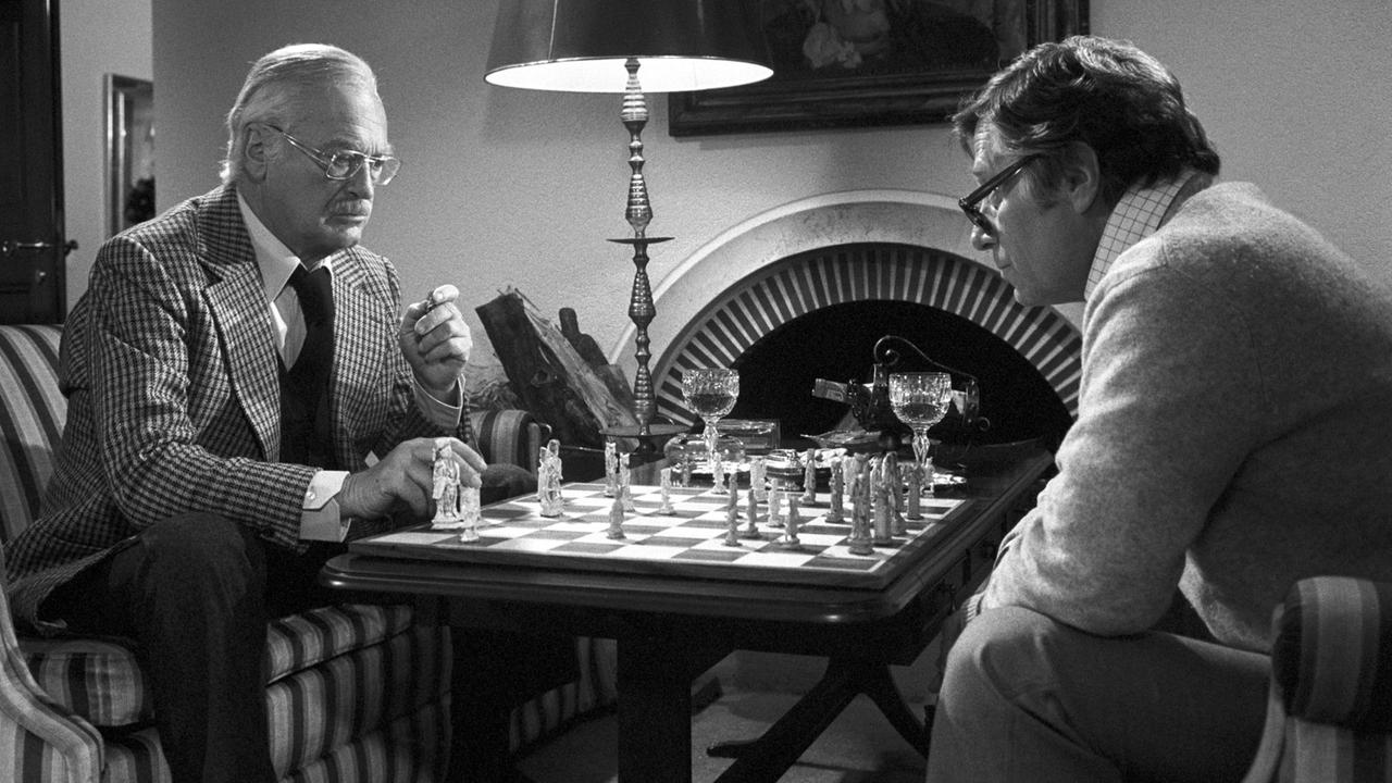 Aus der Tatort-Folge "Rot, rot, tot" (1978) mit Curd Jürgens als des Frauenmordes verdächtiger Mathematiker Aus der Tatort-Folge "Rot, rot, tot" (1978) mit Curd Jürgens als des Frauenmordes verdächtiger Mathematiker