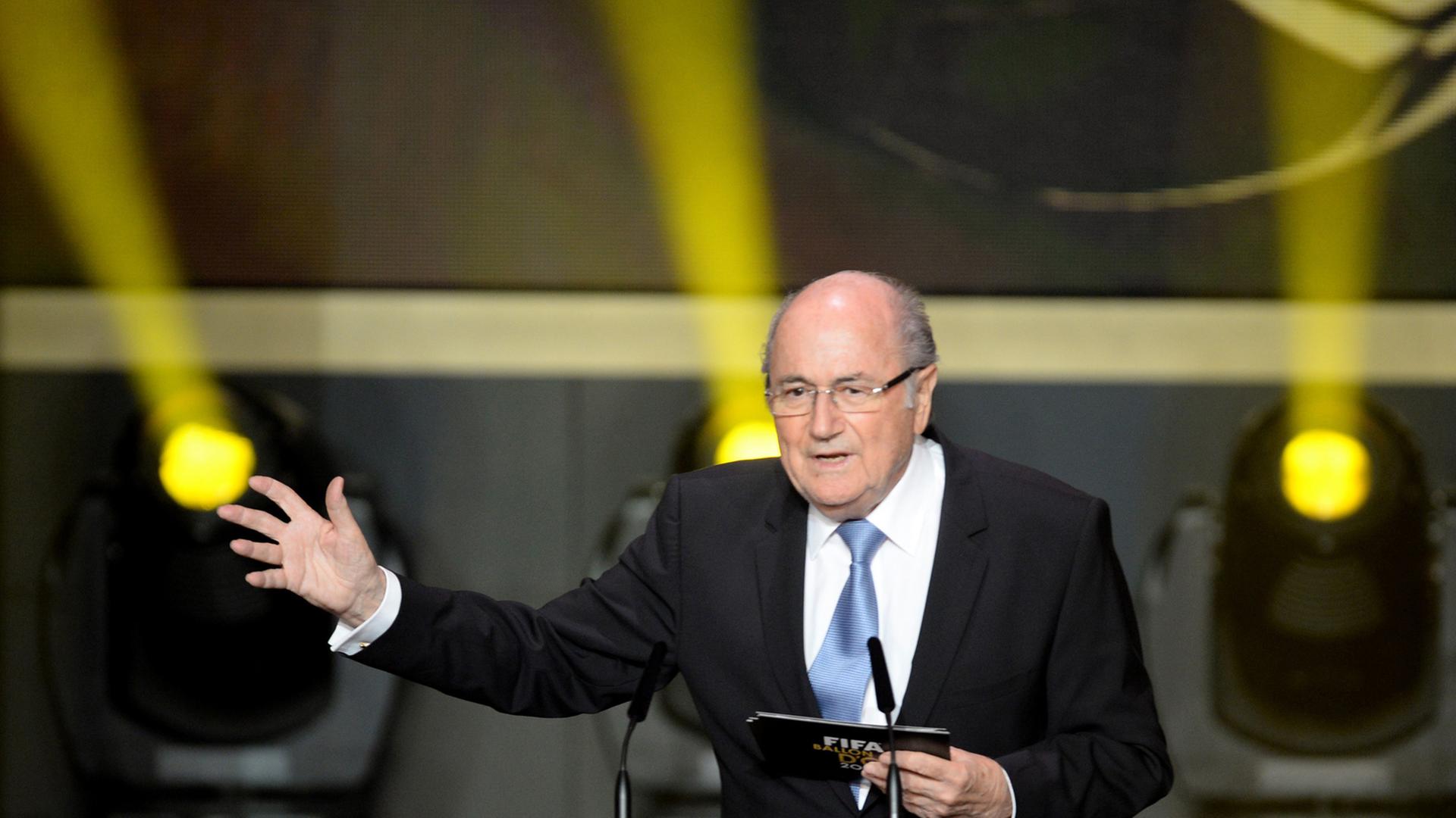 Sepp Blatter während einer Gala am Redepult Sepp Blatter während einer Gala am Redepult