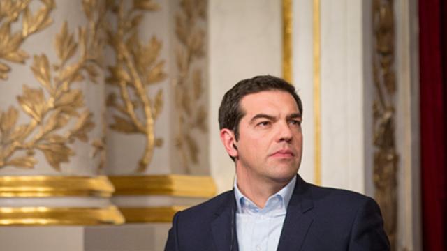 Alexis Tsipras im Elysee-Palast in Paris. Er blickt ernst.
