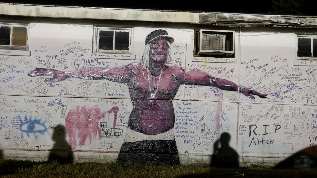 Ein neu gemaltes Wandbild von Alton Sterling in Baton Rouge. Ein neu gemaltes Wandbild von Alton Sterling in Baton Rouge.