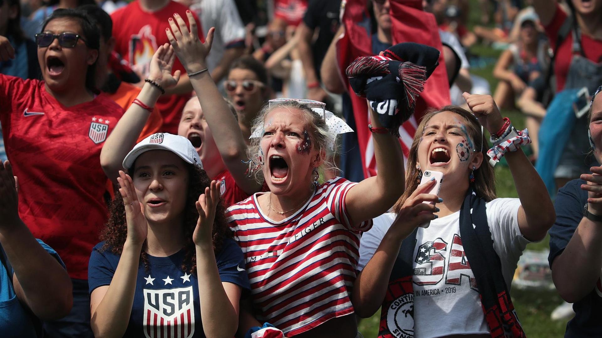 Fans in Chicago während der Übertragung des Halbfinalspiels der FIFA Frauen WM zwischen den USA und England. Fans in Chicago während der Übertragung des Halbfinalspiels der FIFA Frauen WM zwischen den USA und England.