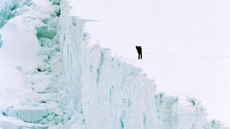 Eine Person steht an der Bruchkante des Larsen-C-Schelfeises Eine Person steht an der Bruchkante des Larsen-C-Schelfeises