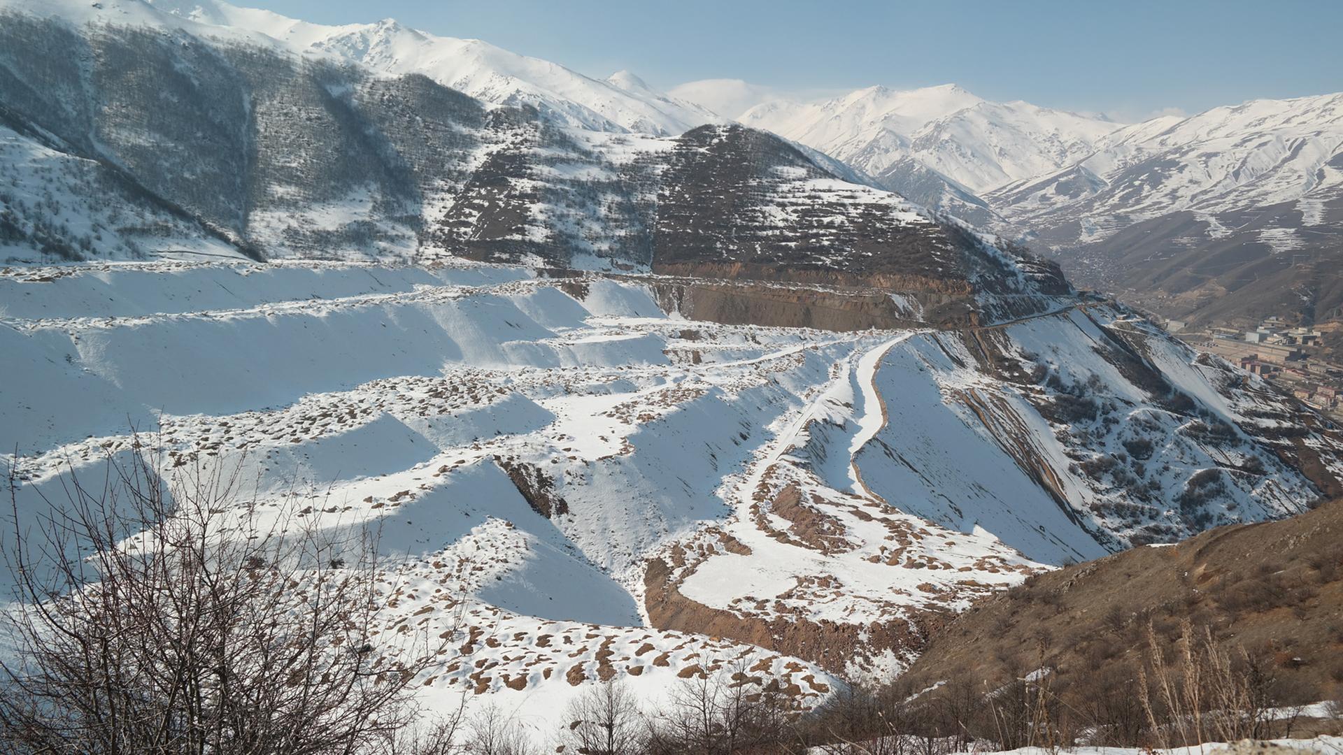Mit Schnee verdeckte Berge in Kadscharan, Armenien