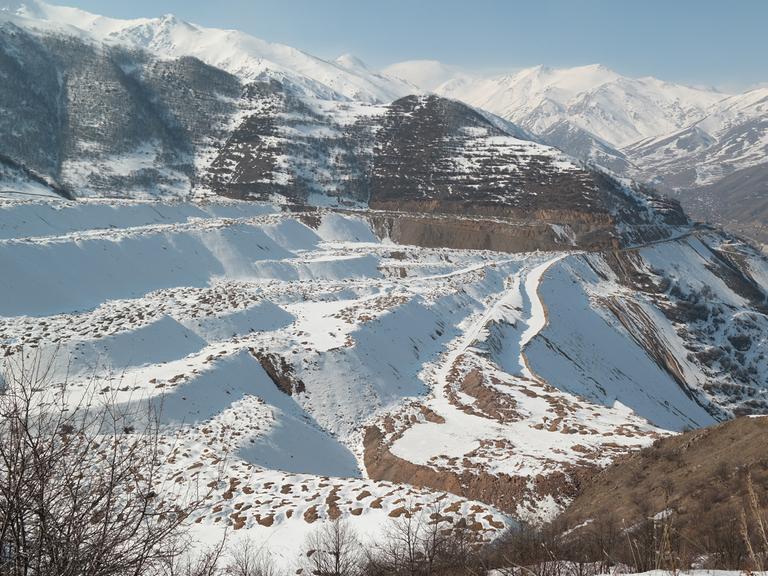 Mit Schnee verdeckte Berge in Kadscharan, Armenien