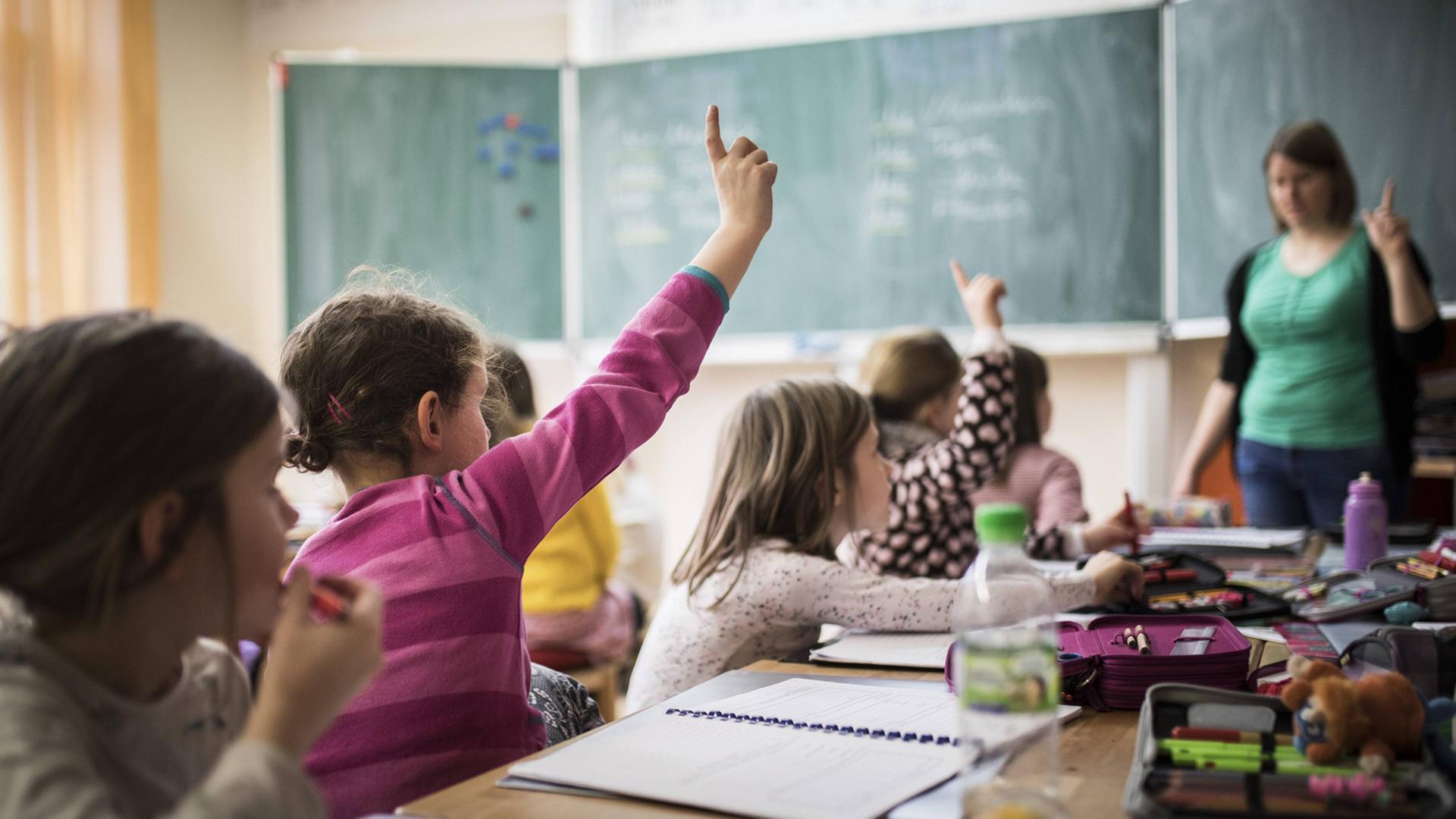 Schülerinnen und Schüler während einer Unterrichtsstunde. Schülerinnen und Schüler während einer Unterrichtsstunde.