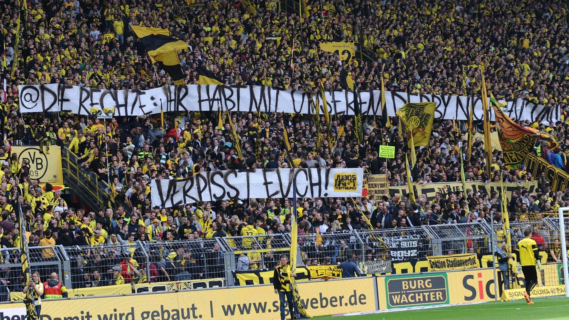 Dortmunds Fans zeigen ein Transparent mit der Aufschrift "@Die Rechte: ihr habt mit unserem Derby nichts zu tun, verpisst Euch". Dortmunds Fans zeigen ein Transparent mit der Aufschrift "@Die Rechte: ihr habt mit unserem Derby nichts zu tun, verpisst Euch".