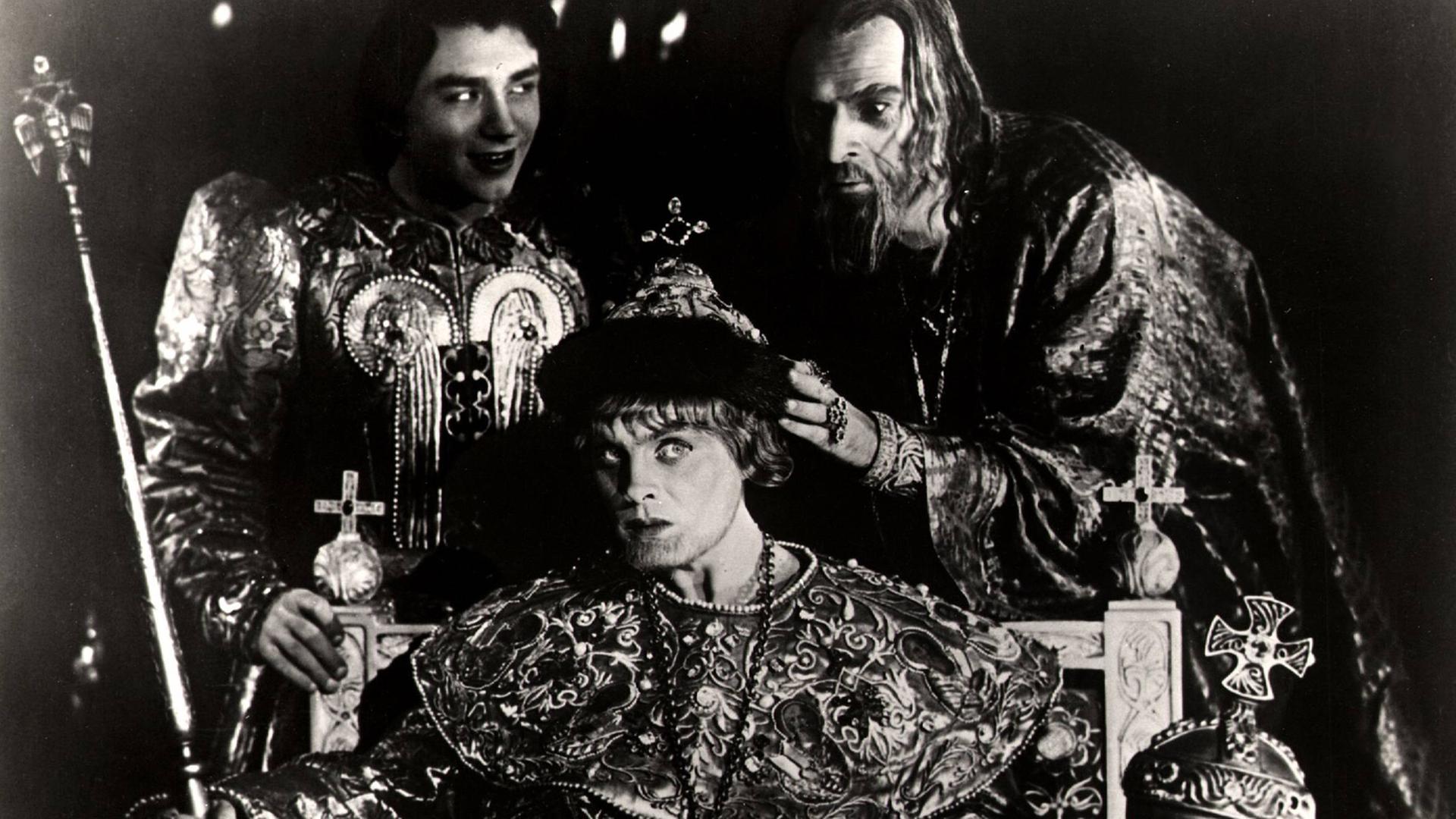 Filmszene aus "Iwan, der Schreckliche" von Sergei Eisenstein: Iwan (rechts) setzt einem jungen, geistig zurückgebliebenen Verwandten die Krone auf
