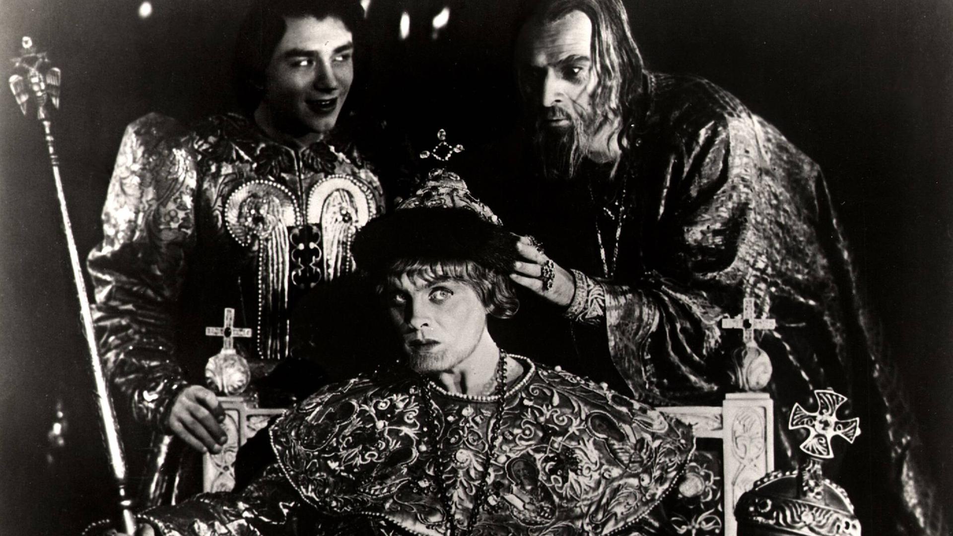 Filmszene aus "Iwan, der Schreckliche" von Sergei Eisenstein: Iwan (rechts) setzt einem jungen, geistig zurückgebliebenen Verwandten die Krone auf Filmszene aus "Iwan, der Schreckliche" von Sergei Eisenstein: Iwan (rechts) setzt einem jungen, geistig zurückgebliebenen Verwandten die Krone auf