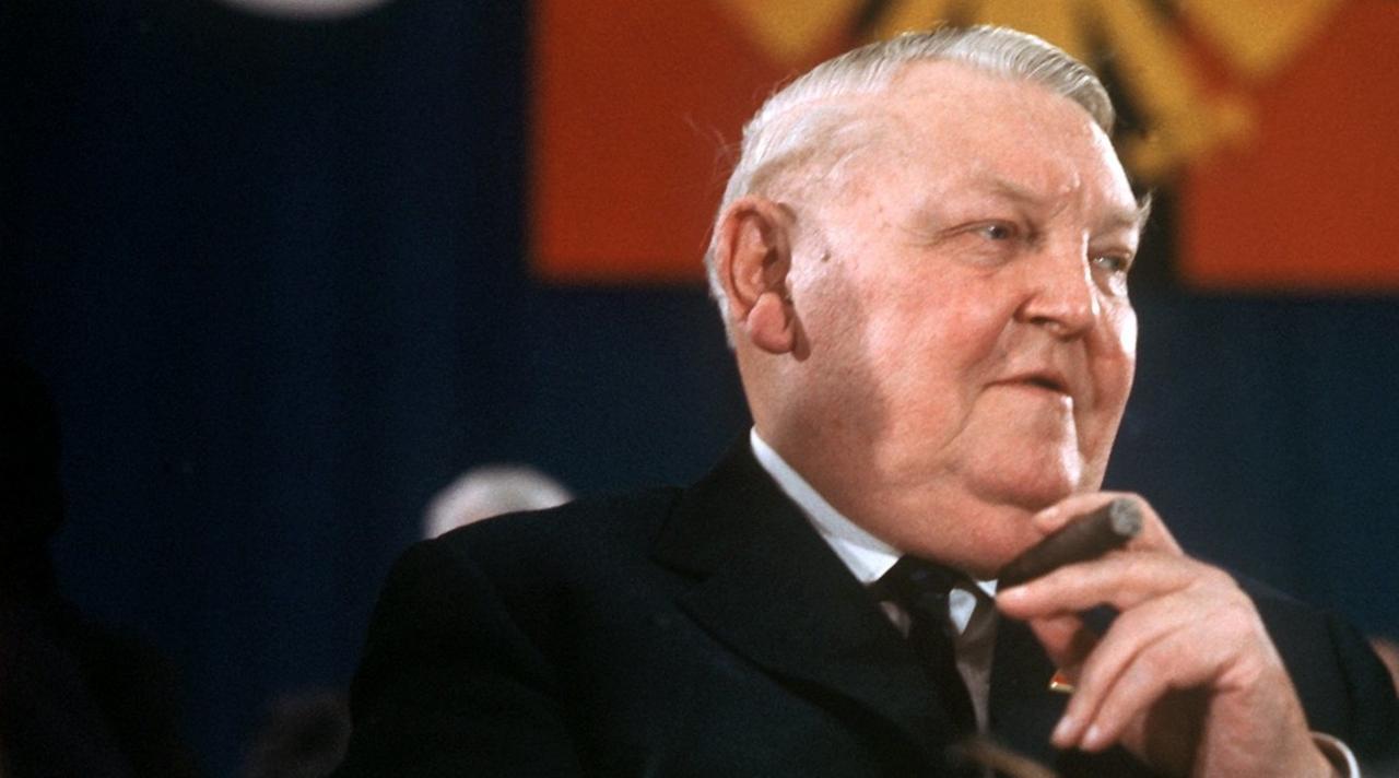 Der "Vater des deutschen Wirtschaftswunders" in einer undatierten Aufnahme mit der obligatorischen Zigarrre. Der "Vater des deutschen Wirtschaftswunders" in einer undatierten Aufnahme mit der obligatorischen Zigarrre.