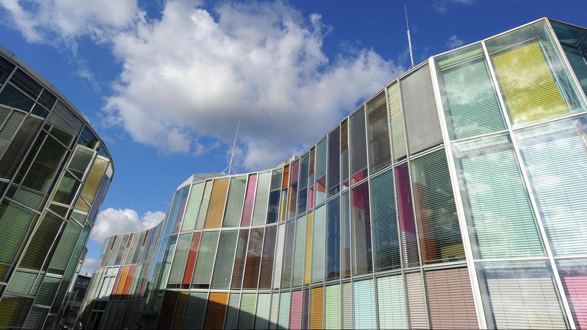 Das Zentrum für Photonik und Optische Technologien im Technologiepark Berlin-Adlershof. Ein Glasbau mit gebäudehohen Jalousetten, die mit ihren verschiedenen Farben den Wechsel von Tag und Nacht symbolisieren. Das Zentrum für Photonik und Optische Technologien im Technologiepark Berlin-Adlershof. Ein Glasbau mit gebäudehohen Jalousetten, die mit ihren verschiedenen Farben den Wechsel von Tag und Nacht symbolisieren.
