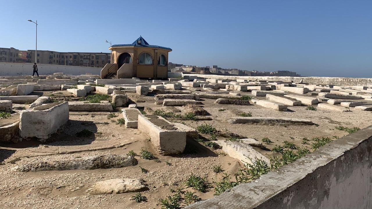 Der alte jüdische Friedhof in der marokkanischen Hafenstadt Essaouira. Von einer Steinmauer umgeben liegen die alten Gräber. Der alte jüdische Friedhof in der marokkanischen Hafenstadt Essaouira. Von einer Steinmauer umgeben liegen die alten Gräber.