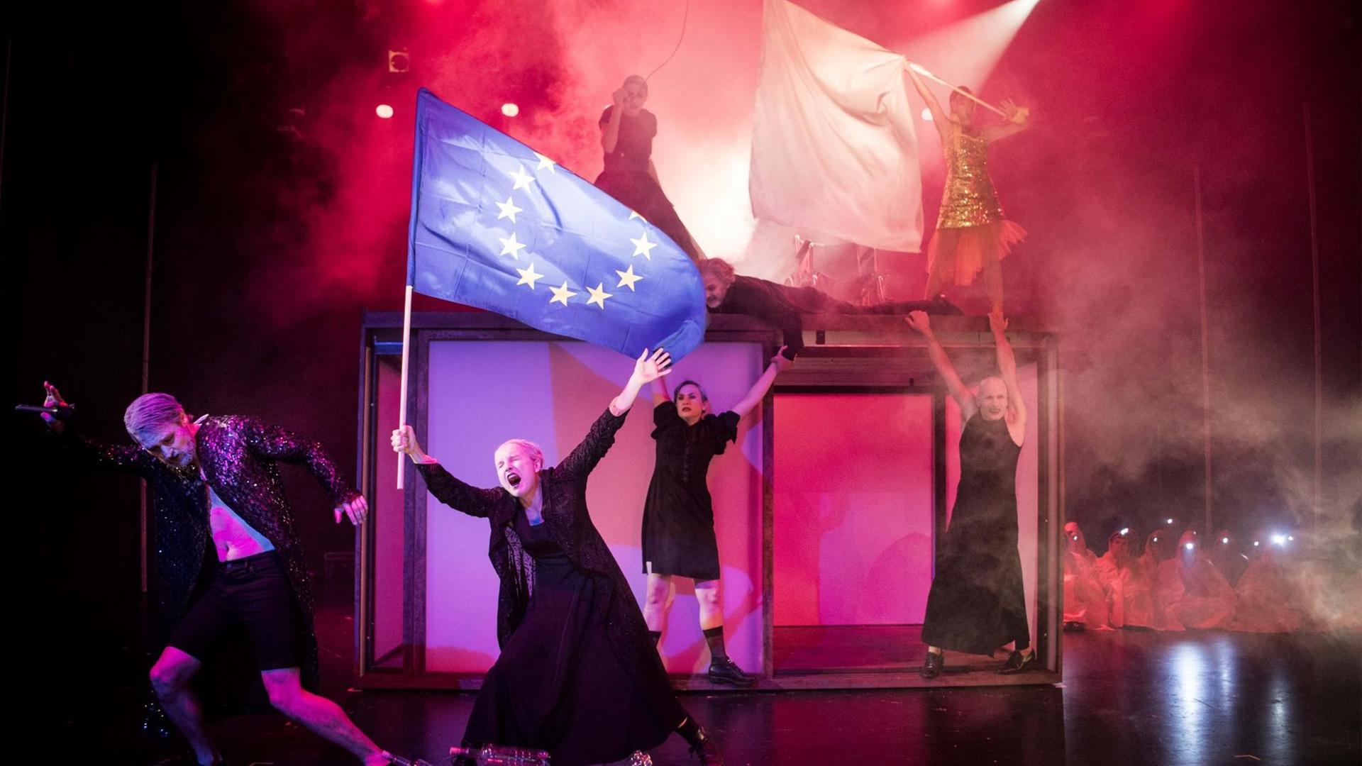 Eine Szene aus Peter Thiers Theaterstück "Warten auf Sturm" am Staatstheater Cottbus Eine Szene aus Peter Thiers Theaterstück "Warten auf Sturm" am Staatstheater Cottbus