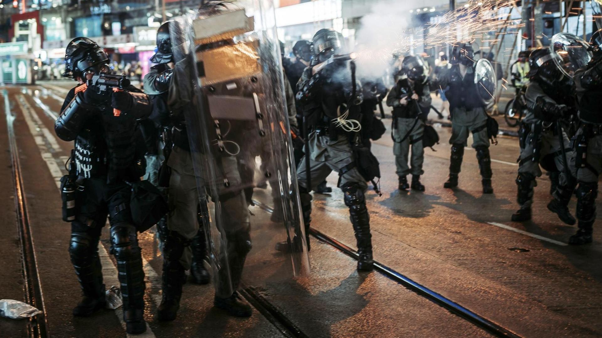 Das Foto zeigt Polizisten in Hongkong, die in voller Kampfmontur gegen Demonstranten vorgehen. Das Foto zeigt Polizisten in Hongkong, die in voller Kampfmontur gegen Demonstranten vorgehen.