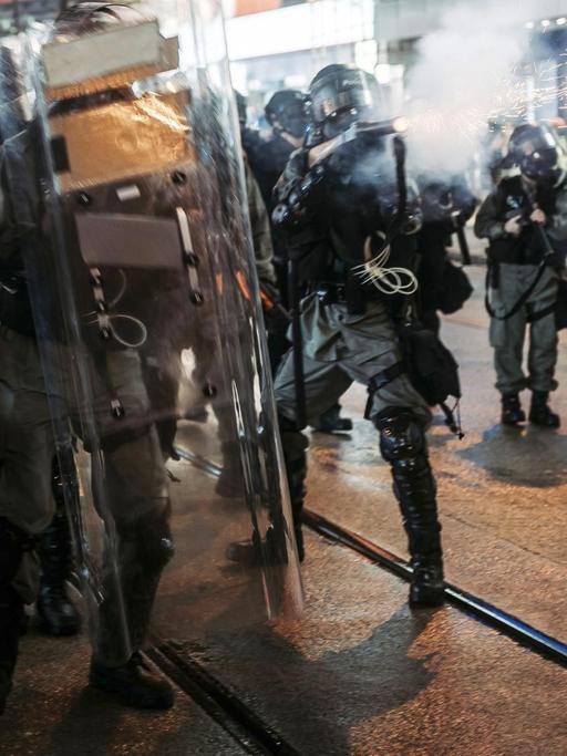 Das Foto zeigt Polizisten in Hongkong, die in voller Kampfmontur gegen Demonstranten vorgehen.