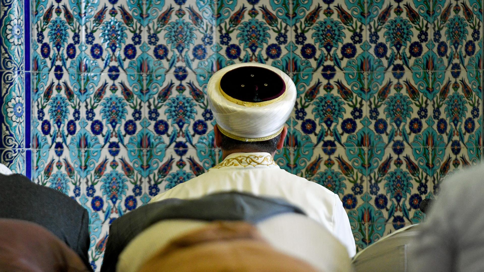 Ein Imam betet in Hamburg in der Centrum Moschee.