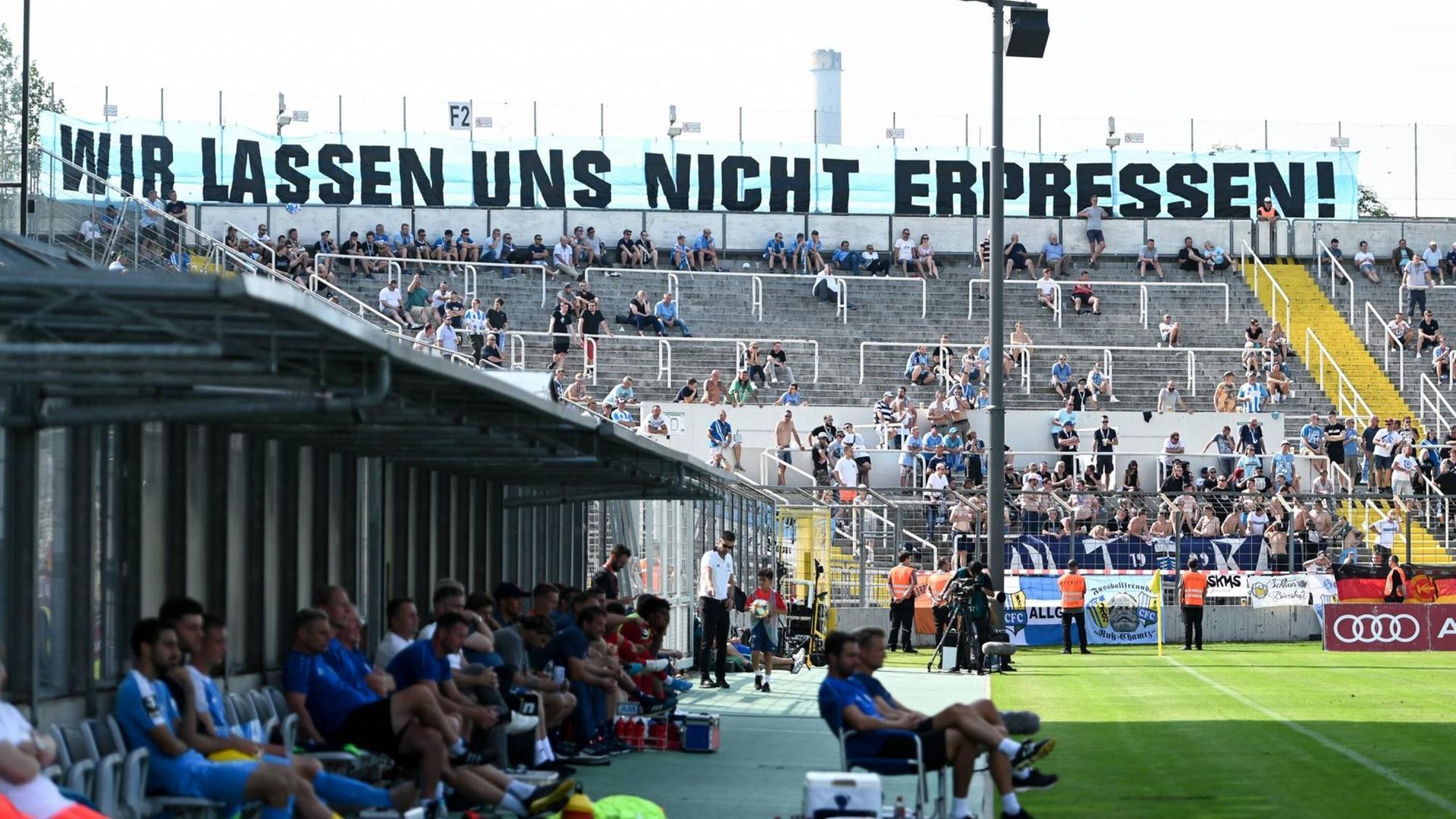 Chemnitzer Fans mit Spruchband WIR LASEN UNS NICHT ERPRESEN! Fans, Publikum, Zuschauer, Stimmung, Atmosphäre, Stadion, 24.08.2019, München (Deutschland), Fussball, Dritte Liga, FC Bayern München II - Chemnitzer FC, DFB/DFL REGULATIONS PROHIBIT ANY USE OF PHOTOGRAPHS AS IMAGE SEQUENCES AND/OR QUASI-VIDEO. *** Chemnitzer Fans with banner WIR LASEN UNS NICHT ERPRESEN Fans, audience, spectators, mood, atmosphere, stadium, 24 08 2019, Munich Germany , football, third league, FC Bayern Munich II Chemnitzer FC, DFB DFL REGULATIONS PROHIBIT ANY USE OF PHOTOGRAPHS AS IMAGE SEQUENCES AND OR QUASI VIDEO xslx Chemnitzer Fans mit Spruchband WIR LASEN UNS NICHT ERPRESEN! Fans, Publikum, Zuschauer, Stimmung, Atmosphäre, Stadion, 24.08.2019, München (Deutschland), Fussball, Dritte Liga, FC Bayern München II - Chemnitzer FC, DFB/DFL REGULATIONS PROHIBIT ANY USE OF PHOTOGRAPHS AS IMAGE SEQUENCES AND/OR QUASI-VIDEO. *** Chemnitzer Fans with banner WIR LASEN UNS NICHT ERPRESEN Fans, audience, spectators, mood, atmosphere, stadium, 24 08 2019, Munich Germany , football, third league, FC Bayern Munich II Chemnitzer FC, DFB DFL REGULATIONS PROHIBIT ANY USE OF PHOTOGRAPHS AS IMAGE SEQUENCES AND OR QUASI VIDEO xslx