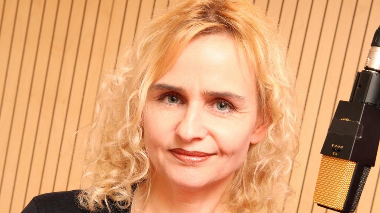 Die Hörspielredakteurin und -dramaturgin Natalie Szallies in einem WDR-Studio im November 2014 Die Hörspielredakteurin und -dramaturgin Natalie Szallies in einem WDR-Studio im November 2014