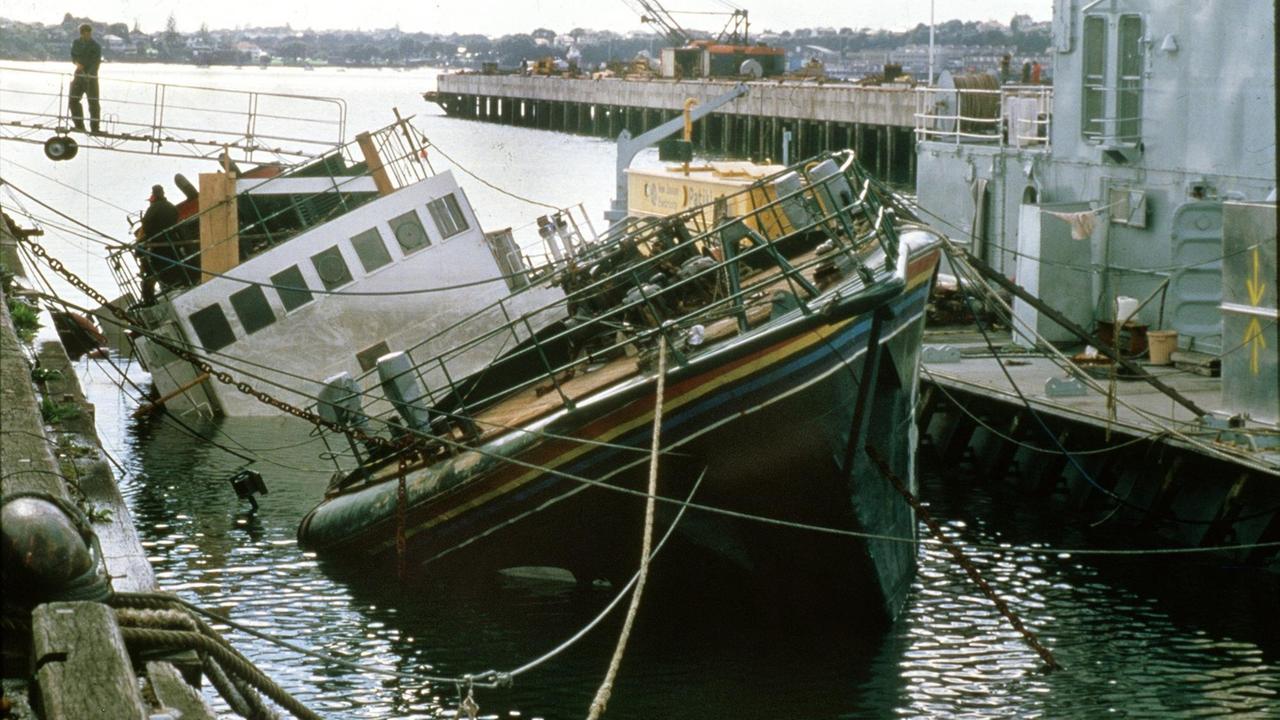 Das nach einer Explosion am 10.07.1985 im Hafen von Auckland (Neuseeland) gesunkene Schiff "Rainbow Warrior" der Umweltschutzorganisation Greenpeace. (Bild vom 14.8.1985)