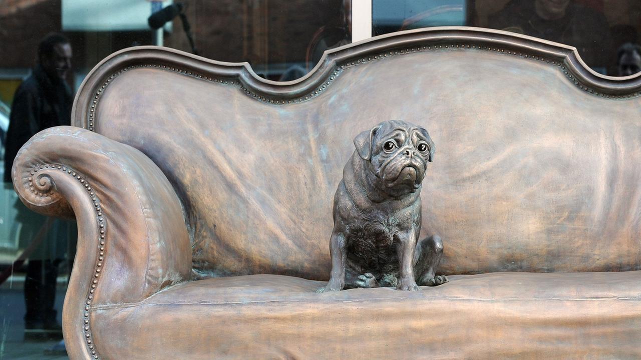 Loriot-Sofa mit Mops aus Bronze in Bremen Loriot-Sofa mit Mops aus Bronze in Bremen