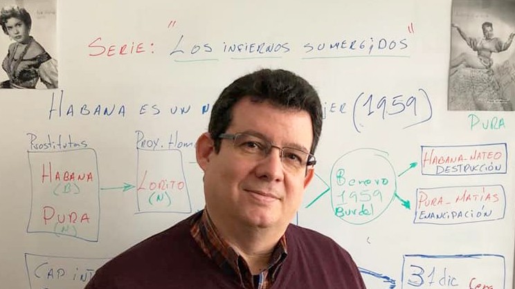 Der kubanische Schriftsteller und Dissident Amir Valle vor einem Whiteboard und schaut in die Kamera. Der kubanische Schriftsteller und Dissident Amir Valle vor einem Whiteboard und schaut in die Kamera.