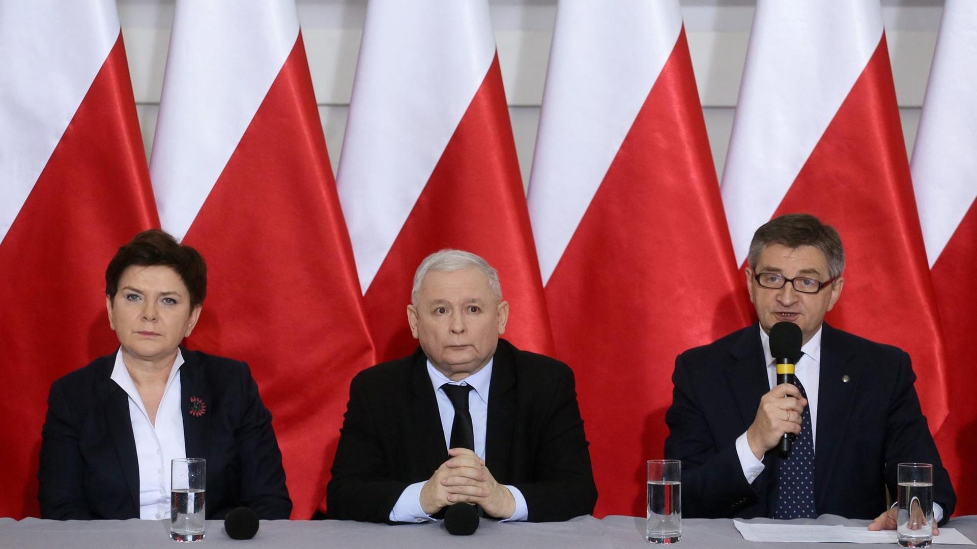 Polish Law and Justice (PiS) party leader Jaroslaw Kaczynski (C) is flanked by Polish Prime Minister Beata Szydlo (L) and the Speaker of the 'Sejm'parliament, Marek Kuchcinski (R), during a news conference in Warsaw, Poland, 21 December 2016. The conference was devoted to the situation in the Polish 'Sejm' parliament. Polish Law and Justice (PiS) party leader Jaroslaw Kaczynski (C) is flanked by Polish Prime Minister Beata Szydlo (L) and the Speaker of the 'Sejm'parliament, Marek Kuchcinski (R), during a news conference in Warsaw, Poland, 21 December 2016. The conference was devoted to the situation in the Polish 'Sejm' parliament.