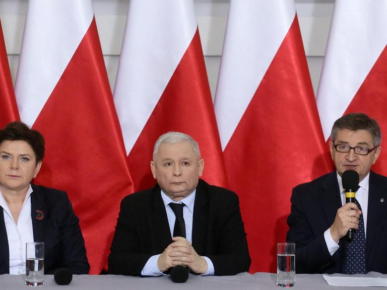 Polish Law and Justice (PiS) party leader Jaroslaw Kaczynski (C) is flanked by Polish Prime Minister Beata Szydlo (L) and the Speaker of the 'Sejm'parliament, Marek Kuchcinski (R), during a news conference in Warsaw, Poland, 21 December 2016. The conference was devoted to the situation in the Polish 'Sejm' parliament.