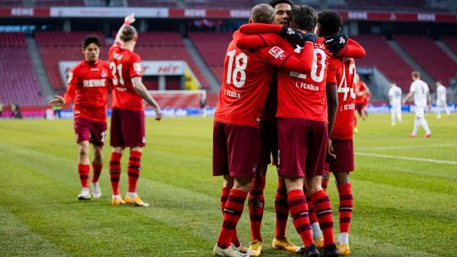 Die Fußballer des 1. FC Köln jubeln auf dem Platz im Spiel gegen Arminia Bielefeld