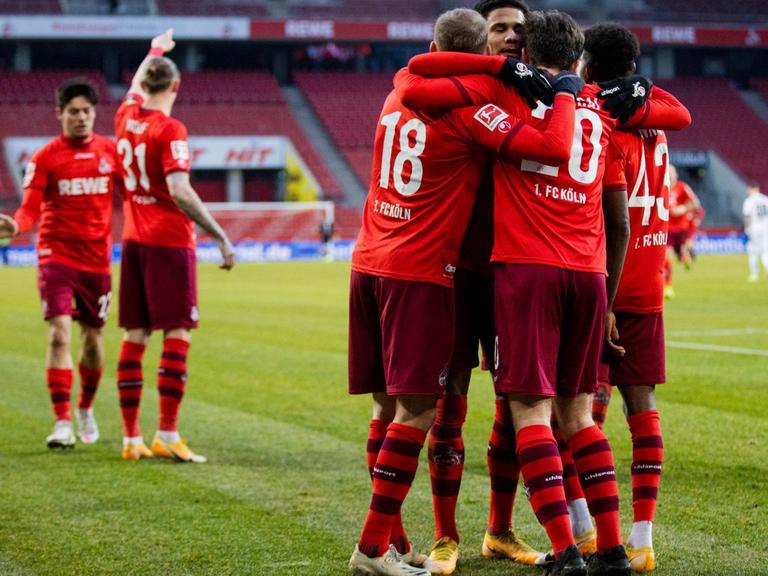 Die Fußballer des 1. FC Köln jubeln auf dem Platz im Spiel gegen Arminia Bielefeld