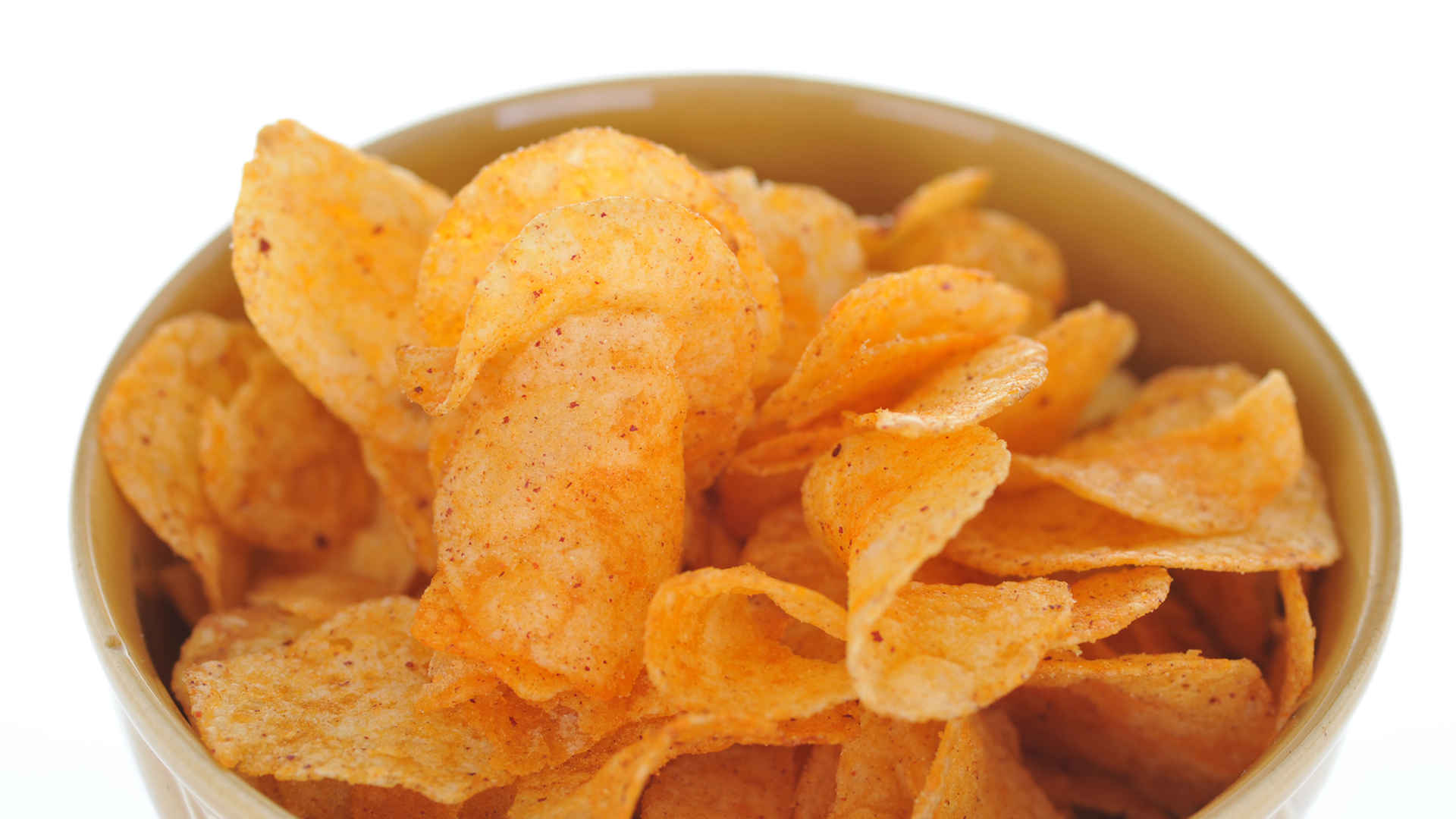 Kartoffelchips mit Paprika in einer kleinen Schüssel Kartoffelchips mit Paprika in einer kleinen Schüssel