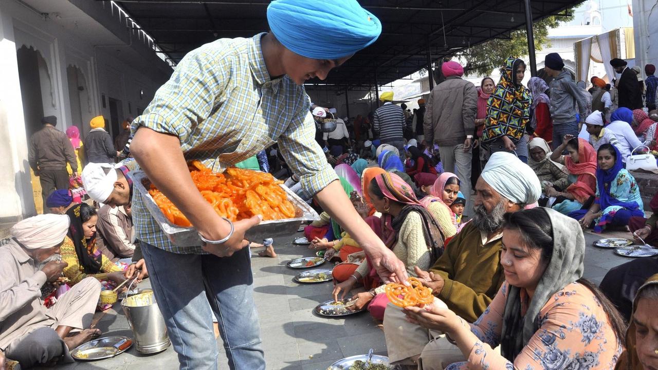 Menschen beim gemeinsamen Guru ka Langar zum 350. Geburtstag des 10. Sikh Guru Gobind Singh Ji in Panchkula, Indien am 5. Januar 2017
Menschen beim gemeinsamen Guru ka Langar zum 350. Geburtstag des 10. Sikh Guru Gobind Singh Ji in Panchkula, Indien am 5. Januar 2017