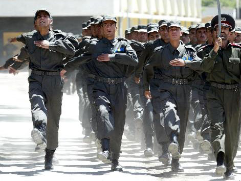 Afghanische Polizisten bei einer Zeremonie für Bundesinnenminister Schily in Kabul