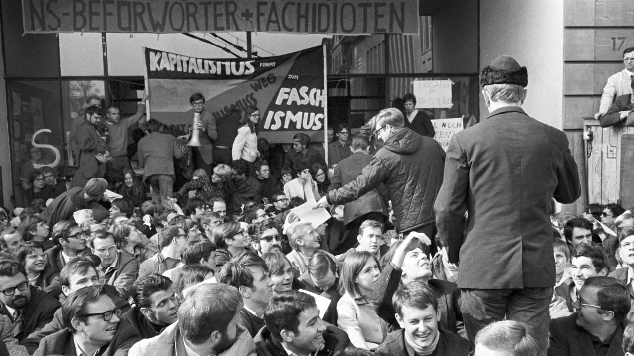 Der durch einen sit-in blockierte Haupteingang der Frankfurter Universitätwird laut Transparent für "NS-Befürworter und Fachidioten" freigehalten. Studenten haben am 24.05.1968 aus Protest gegen die Notstandsverfassung die Universität in Frankfurt am Main blockiert. | Der durch einen sit-in blockierte Haupteingang der Frankfurter Universitätwird laut Transparent für "NS-Befürworter und Fachidioten" freigehalten. Studenten haben am 24.05.1968 aus Protest gegen die Notstandsverfassung die Universität in Frankfurt am Main blockiert. |