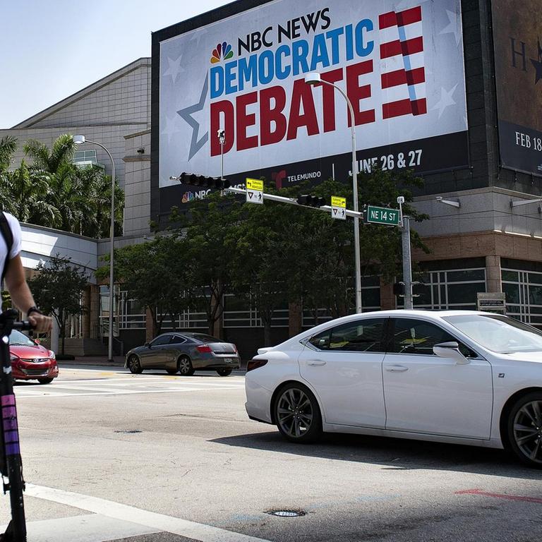 Straßenszene in Miami vor dem Adrienne Arsht Center for Performing Arts in Miami, Schauplatz der ersten TV-Debatte der Kandidaten der Demokraten für die kommenden Präsidentschaftswahlen in den USA