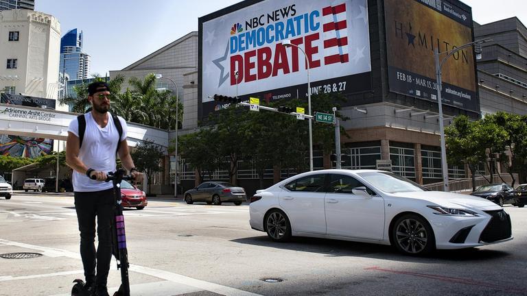 Straßenszene in Miami vor dem Adrienne Arsht Center for Performing Arts in Miami, Schauplatz der ersten TV-Debatte der Kandidaten der Demokraten für die kommenden Präsidentschaftswahlen in den USA