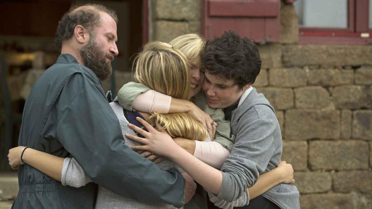 Filmszene aus "Verstehen Sie die Béliers?" zeigt eine vierköpfige Familie bei der gruppenumarmung. Filmszene aus "Verstehen Sie die Béliers?" zeigt eine vierköpfige Familie bei der gruppenumarmung.