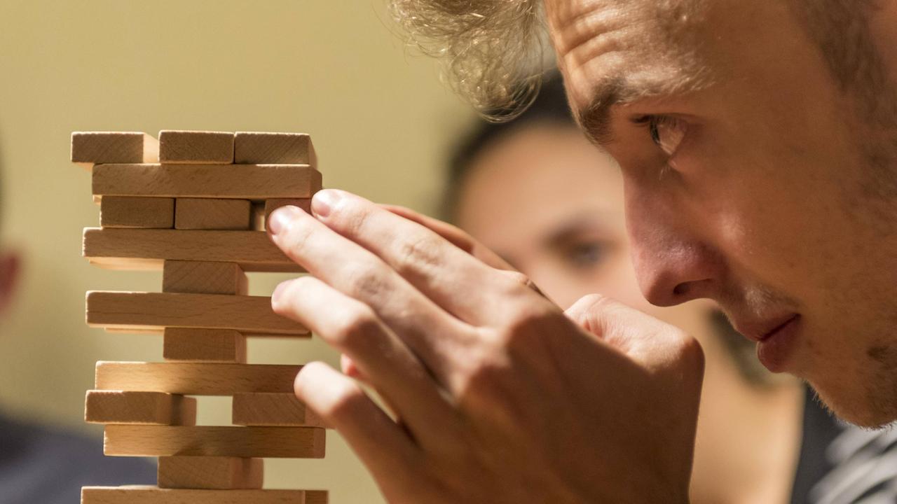 Eine Gruppe spielt ein Gesellschaftsspiel. Eine Gruppe spielt ein Gesellschaftsspiel.