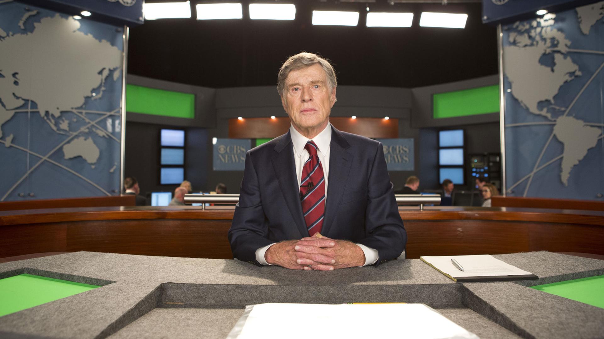 Der Schauspieler Robert Redford als Dan Rather in einer Szene aus dem Film "Der Moment der Wahrheit" Der Schauspieler Robert Redford als Dan Rather in einer Szene aus dem Film "Der Moment der Wahrheit"