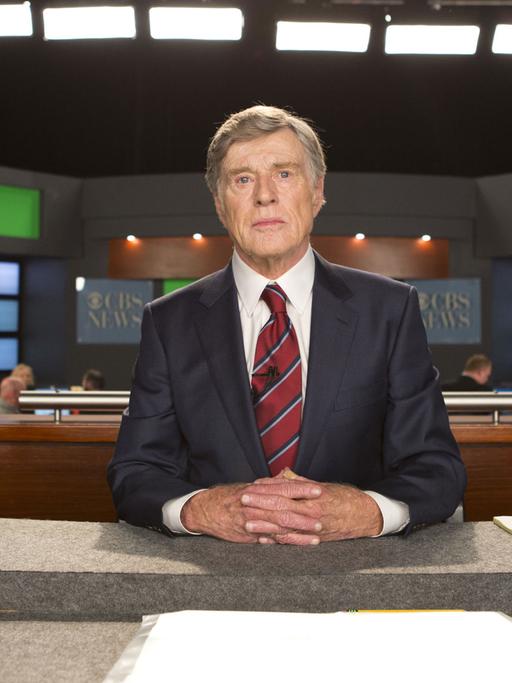 Der Schauspieler Robert Redford als Dan Rather in einer Szene aus dem Film "Der Moment der Wahrheit"