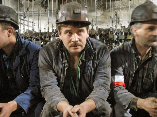 Bergarbeiter einer Kohlenmine, die geschlossen werden soll, starten im polnischen Bytom am 17.11.2003 einen 24-stündigen Warnstreik gegen den Verlust ihrer Arbeitsplätze.