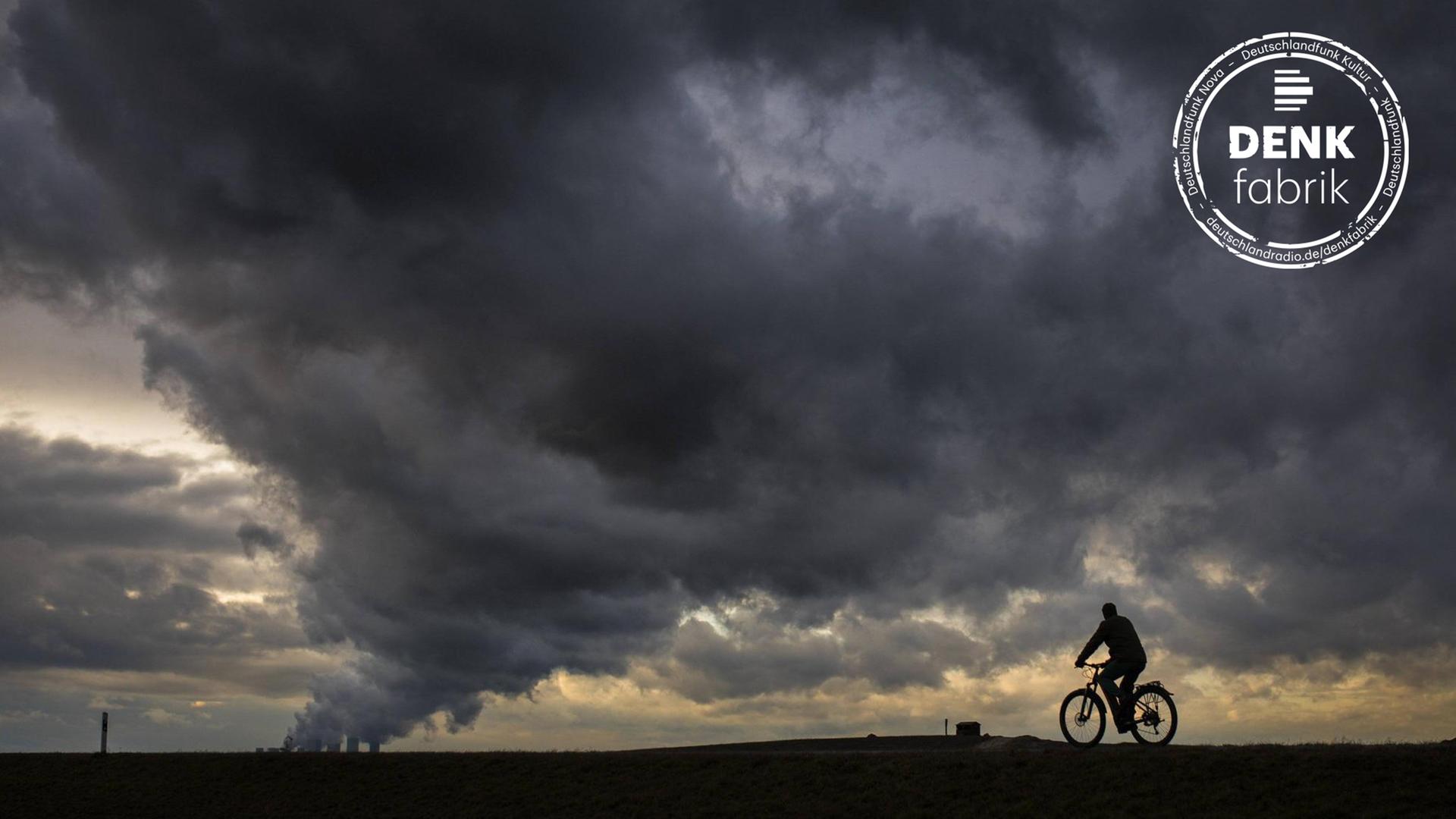 Ein Radfahrer zeichnet sich vor dem Braunkohlekraftwerk Boxberg ab, aufgenommen in Altliebel am 11.03.2019 Ein Radfahrer zeichnet sich vor dem Braunkohlekraftwerk Boxberg ab, aufgenommen in Altliebel am 11.03.2019