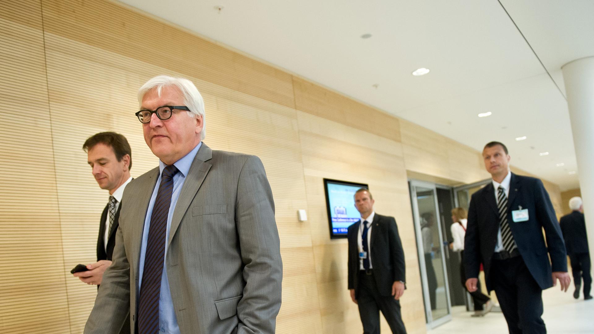 Bundesaußenminister Frank-Walter Steinmeier (SPD) verlässt am 23.06.2014 in Luxemburg beim Rat für Außenbeziehungen eine Pressekonferenz.