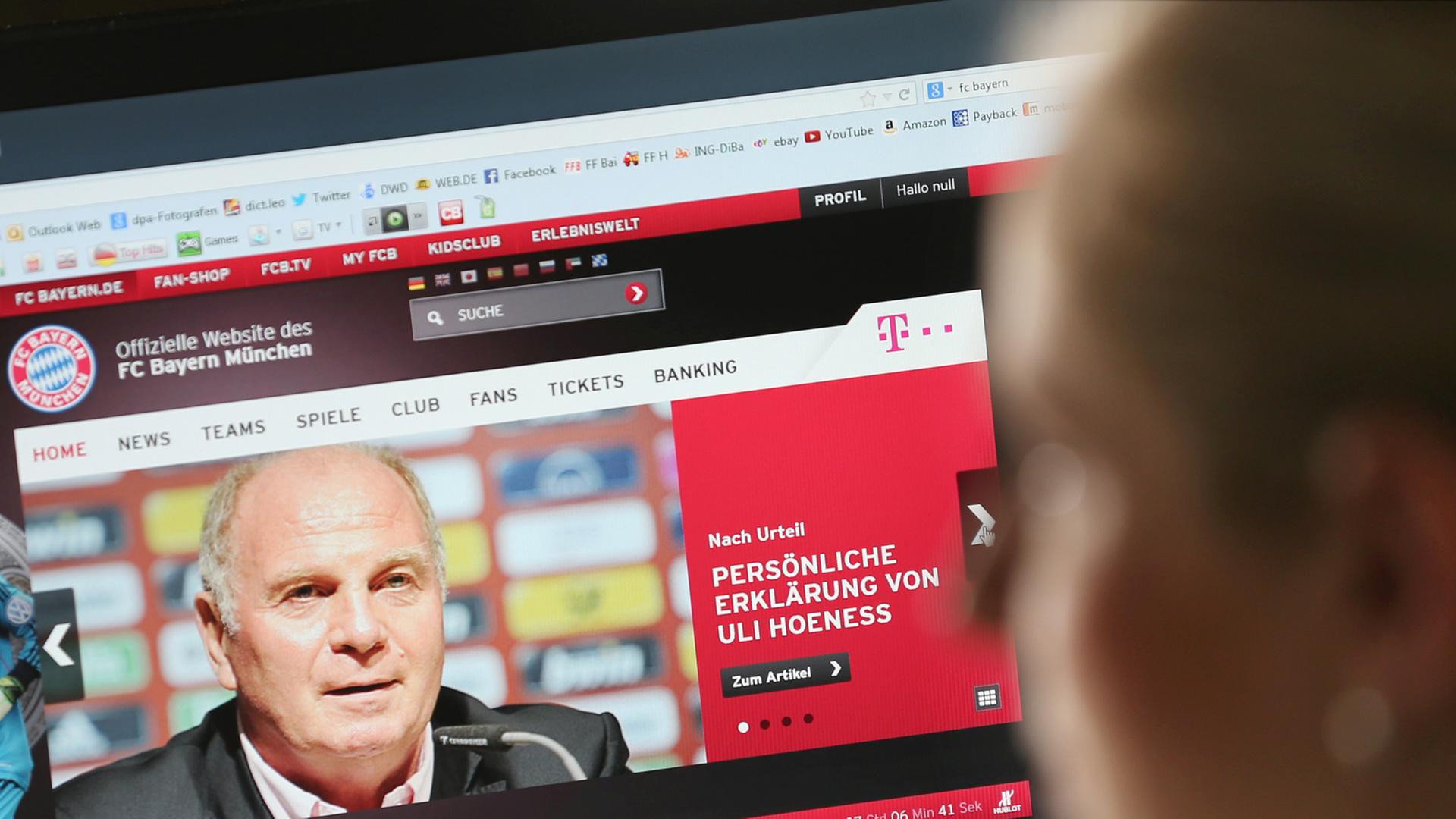 Auf der Homepage des FC Bayern München ist eine Erklärung des Vereinspräsidenten Uli Hoeneß zu sehen.