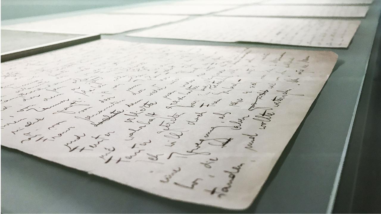 Originale Schriftstücke des Schriftstellers Franz Kafka liegen am 28.06.2017 in Berlin in einer Vitrine aus. Es sind Manuskripte aus dem Roman "Der Prozess". Die Ausstellung "Franz Kafka. Der ganze Prozess" ist vom 30. Juni bis 28. August 2017 im Martin-Gropius-Bau in Berlin zu sehen. Foto: Sophia Kembowski/dpa Originale Schriftstücke des Schriftstellers Franz Kafka liegen am 28.06.2017 in Berlin in einer Vitrine aus. Es sind Manuskripte aus dem Roman "Der Prozess". Die Ausstellung "Franz Kafka. Der ganze Prozess" ist vom 30. Juni bis 28. August 2017 im Martin-Gropius-Bau in Berlin zu sehen. Foto: Sophia Kembowski/dpa