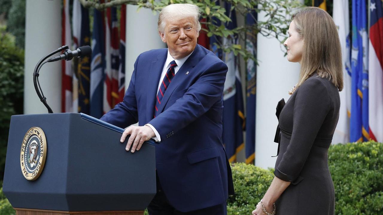 US-Präsident Donald Trump nominiert Amy Coney Barrett im Rosengarten des Weißen Hauses für den Supreme Court. Sie soll Nachfolgerin der kürzlich verstorbenen Richterin Ruth Bader Ginsburg werden.
